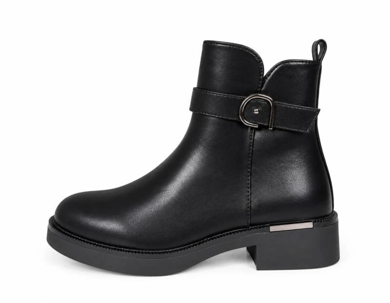 ŽENSKE ČIZME RAVNE SA ELEGANTNOM ZLATNOM KOPČOM LH352607-BLK